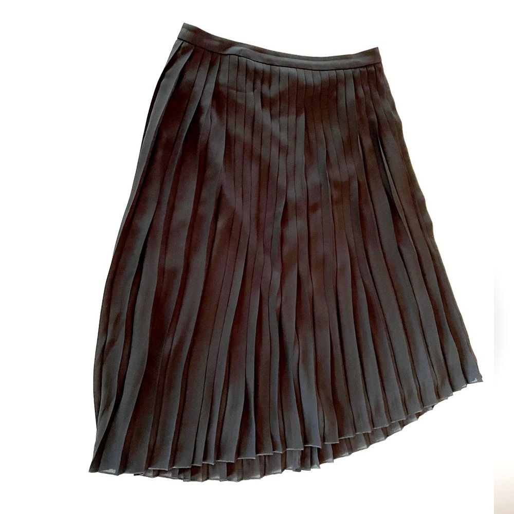 Like new! J. Crew pleated midi skirt in classic black. Size 8p.